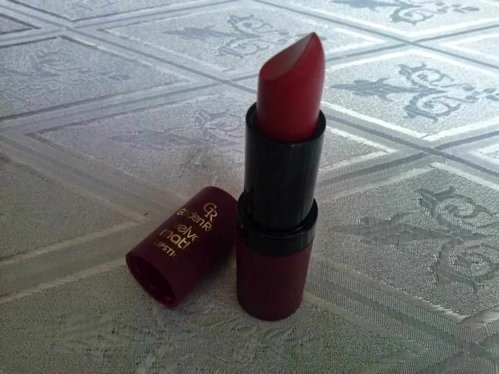 https://www.kosmetykiani.pl/2015/04/co-kryje-sie-w-pudeeczku-golden-rose.html