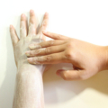 Suche dłonie – sposoby na suchą skórę na dłoniach